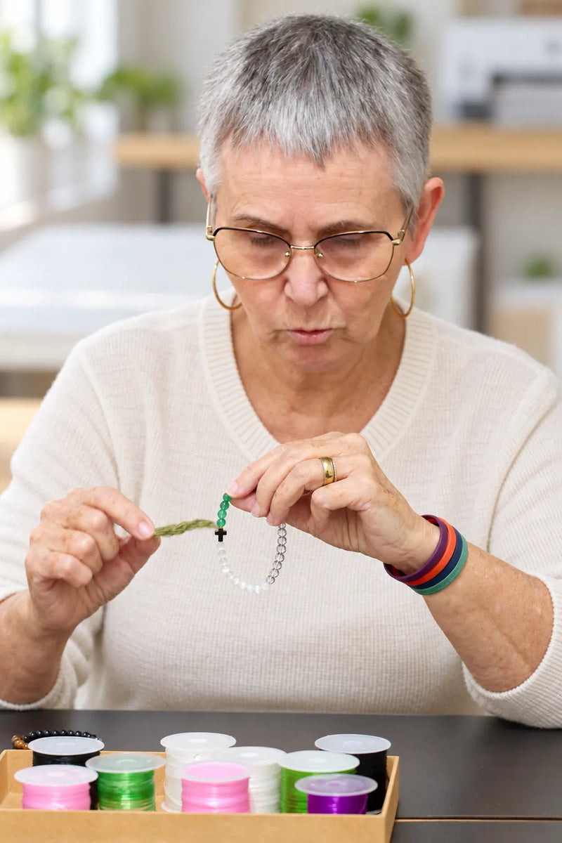 Maria Helena benzendo uma pulseira